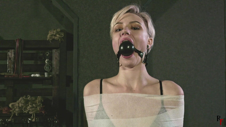 RF studio: Astrid a piedi nudi viene mummificata con bende bianche e...