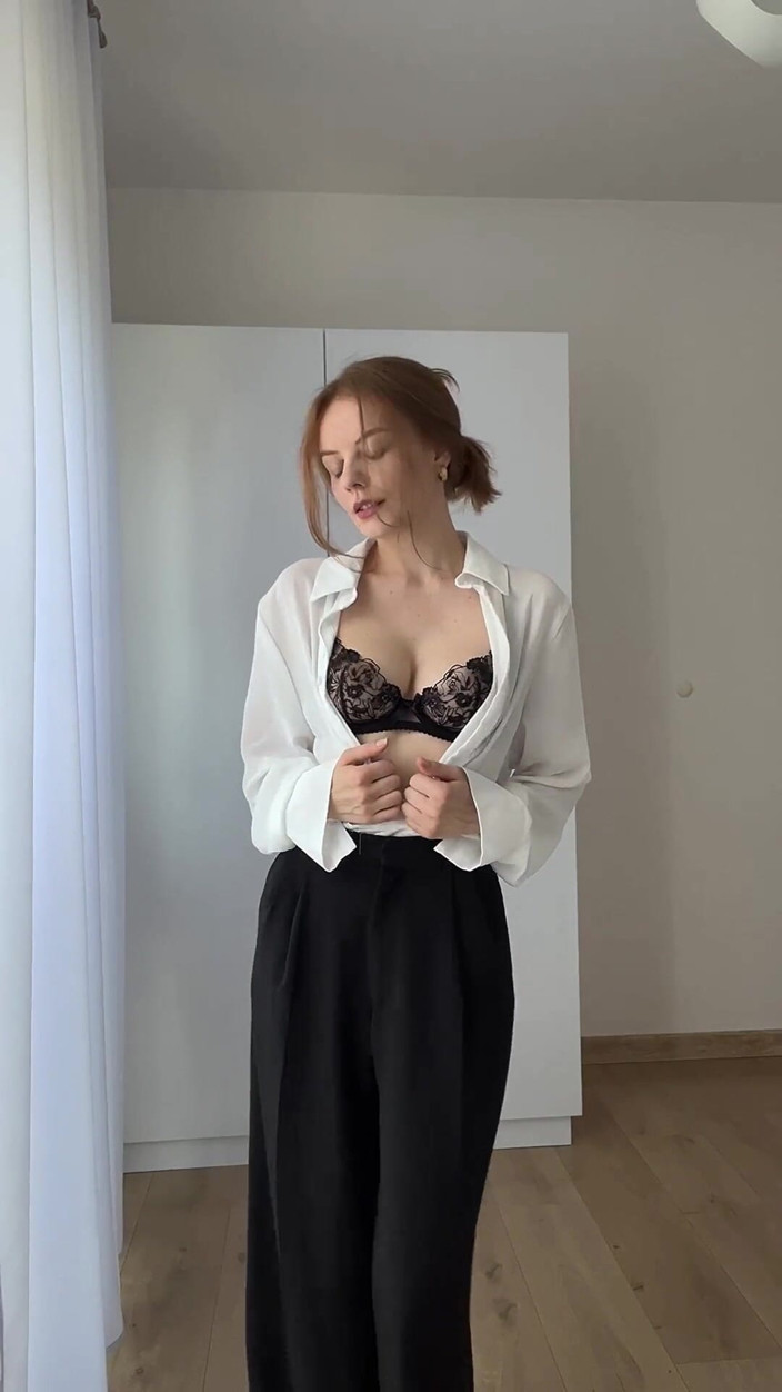 LadyInBad: ホットなMILF秘書がゆっくりとしたストリップティーズを踊り、毛深い秘部と胸を見せる