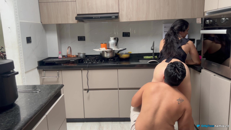 Roxxan: Sesso intenso in cucina con mia moglie!
