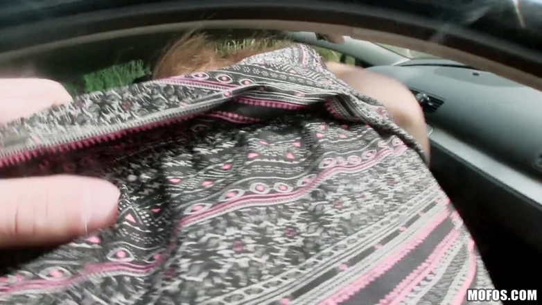 Stranded Teens: Osierocone nastolatka - większość dziewcząt byłaby zbyt nieśmiała, aby migać nieznajomym...