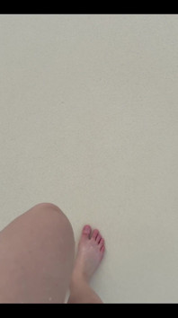 Corndo i miei piedi nudi sulla Sabbia della Spiaggia Bianca in riva all'Oceano