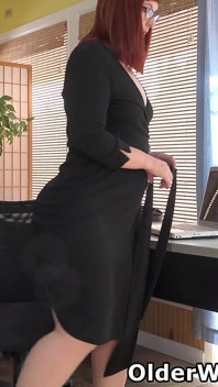 MILF Scarlett berpantat besar dari Amerika Syarikat perlu menjaga pepeknya yang lapar