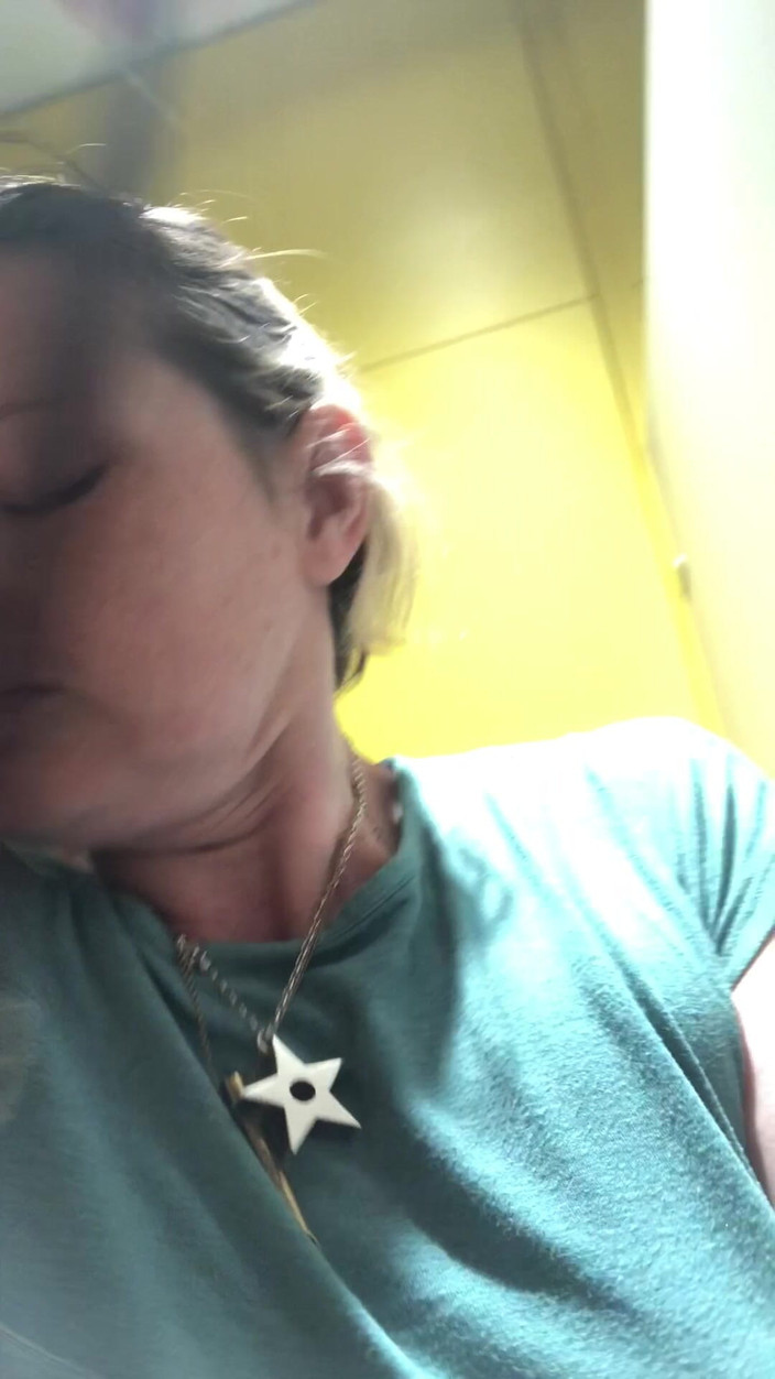 Pissing Paradise: Pisse très rapide sur le chemin du retour de l’aéroport...