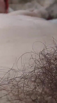 POV: Minúscula escalada em corpo gigante nu