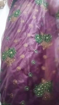 Travestito gay indiano che mostra le sue grandi tette in Purple Saree