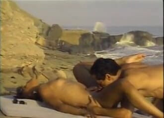 Outdoor pervs: ビーチでの情熱的なセックス - 美しい黒檀
