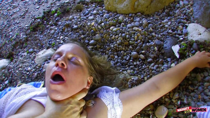 Naughty old women: Chlap venku prstí prsatou milf zadek, než jí nabídne velký...