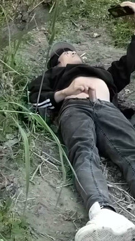 Questo Ragazzo Gay Attacca Il Suo Cazzo Attraverso La Vola per Masturbarsi All'aperto