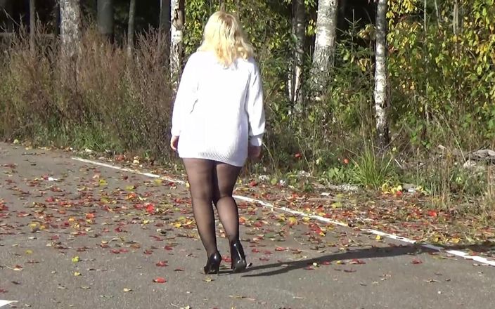 Lady Rose pee pee: Pioggia dorata 87- Piscio in strada