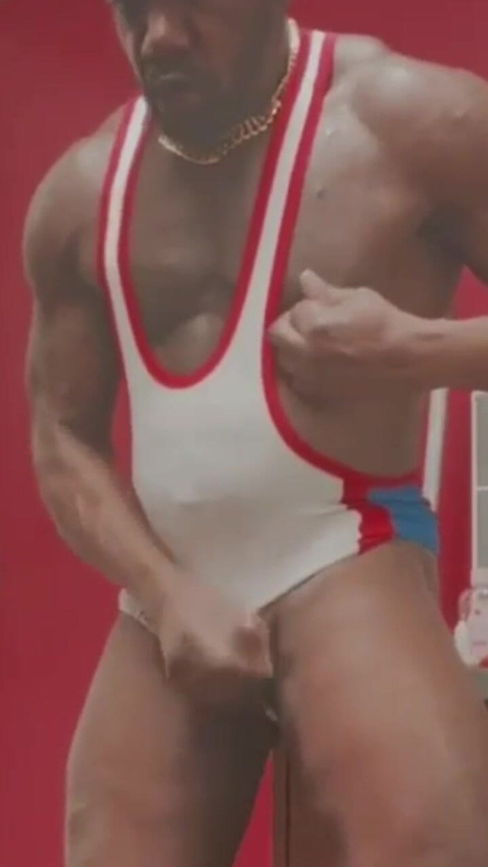 Black mature kinky muscle: Musculoas antrenat în pulă albă strâmtă dezvăluie verbal
