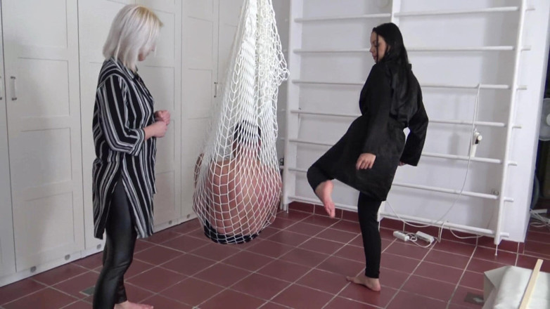 Femdom Austria: Kopací hračka pro sado dámy!