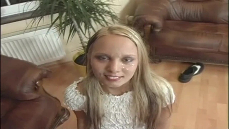 Vintage megastore: Zierliche blonde schlampe fickt mit einem geilen falschen gangster.