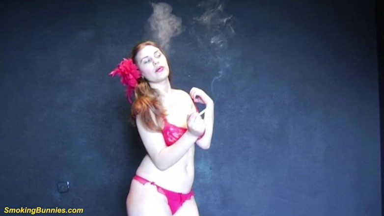 Smoking Bunnies: Remaja toket besar berambut merah seksi merokok