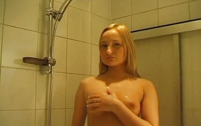 Flash Model Amateurs: La bellezza bionda si diverte in bagno
