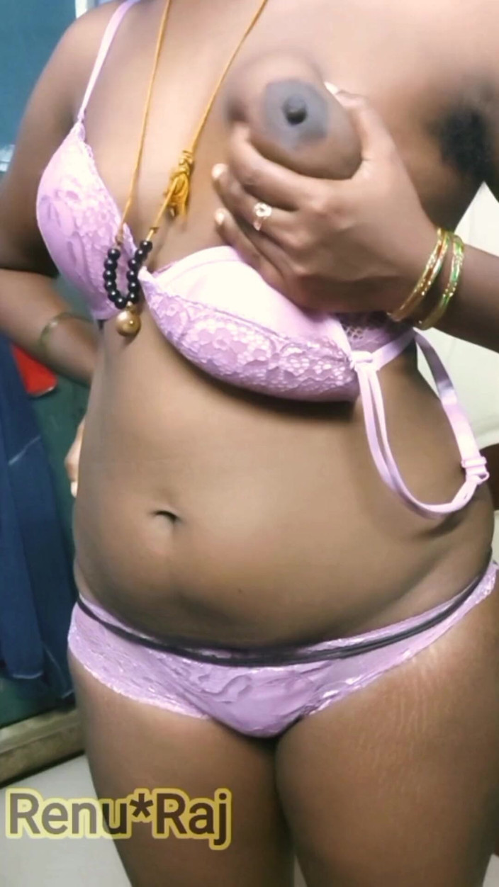 RenuRaj: Desi Tamil milf Renus grote zwarte kont &amp; borsten gestript op...