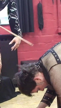 Dominatrix berambut putih menyebat hambanya yang terikat dengan keras