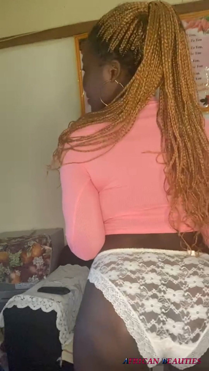 African Beauties: Pantat bahenol cewek ini lagi asik twerking dan pamer pantat...