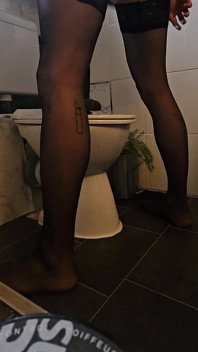 Sissy in netkousen berijdt haar dildo deel 1