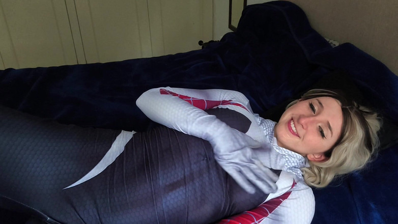 Candy Camille: Spidergwen riceve una sborrata sul suo vestito