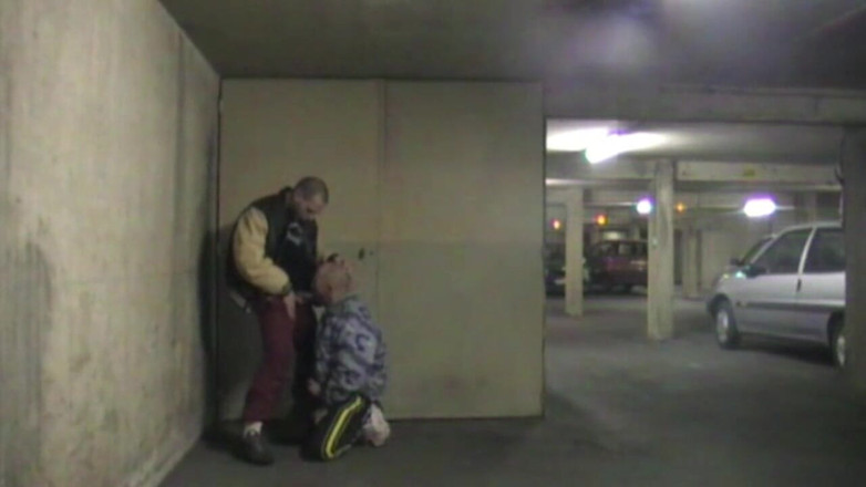 Gaybareback: Pieprzony na parkingu w nocy przez łuszczącego się chłopca