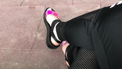 Goddess Misha Goldy: Meine neuen glänzenden sandalen und zehen necken im freien