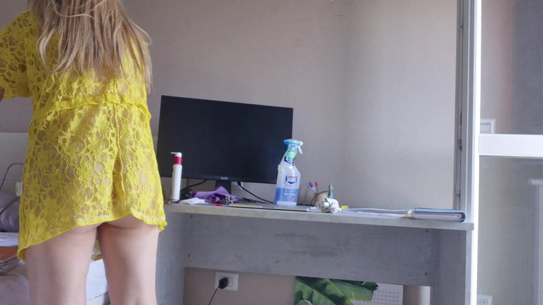 Mah Santos: Membersihkan meja tanpa seluar dalam