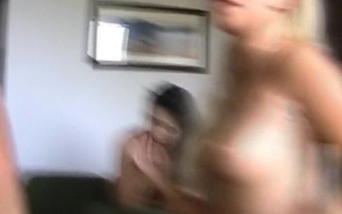 Enjoy German porn: Šťastný chlap šuká dvě úžasné amatérské německé teenagerky