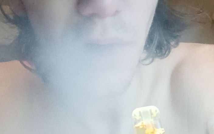 Smoke fetish studio: Fumante acariciando grande carga