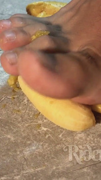 Owłosione stopy i banana smash