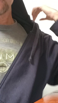 Stor oskuren kuk runkar, kantning, närbild krämig sperma på skrivbordet - Rockard Daddy