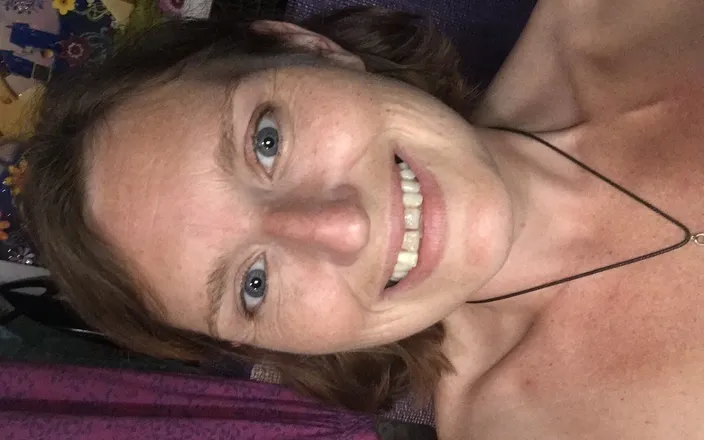 MistressWriggler: Innocently Playing with My Pubes and Piercing Whilst Watching Late...