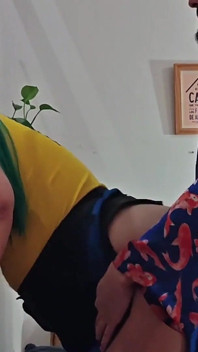 Brasileira Miku fica presa na escada e Kaito lhe dá mais do que uma mão