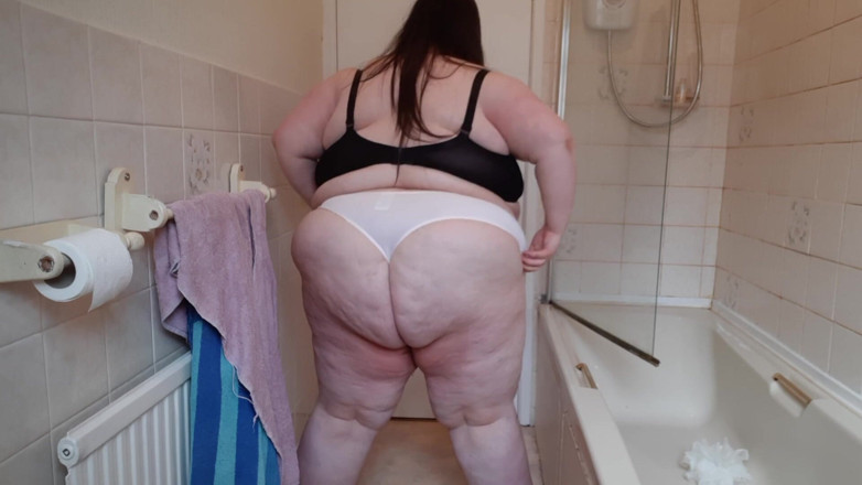 SSBBWLadyBrads: SSBBW Protahovací cvičení v podprsence a tangách