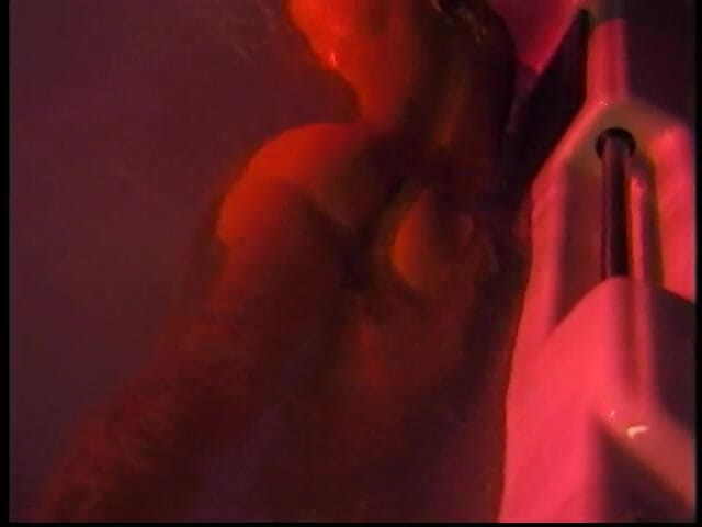 Girls of Desire: Lesbins curtindo sexo na banheira