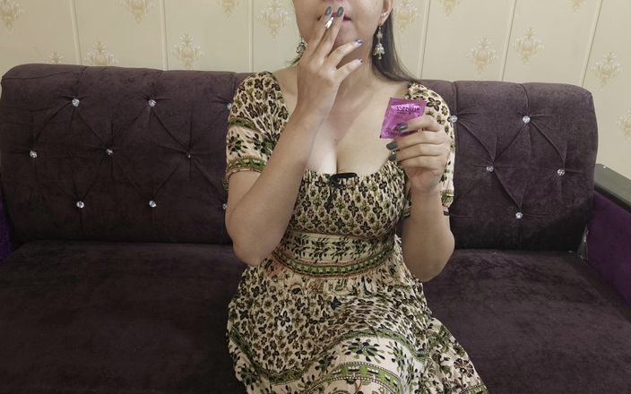 Saara Bhabhi: Em gái kế hứng tình hút thuốc và được đụ với anh...