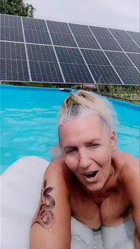 Heiße Hausfrau Lukerya im Pool