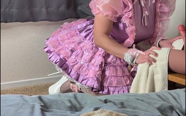 Sissy Candy: Růžová Sissy Služka přistižena při oblékání a hraní a má...
