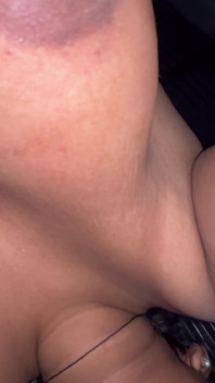 Une madame sexy à gros nichons couche avec un serviteur