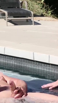 Él consigue su polla chupada por dos damas perfectas