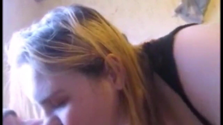 Fat House Wife: Soție curvă împărțită suge pula păroasă și își întinde larg buzele de pizdă fără...