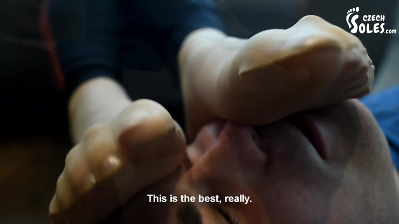 Czech Soles - foot fetish content: Nevlastní sestra má neodolatelné páchnoucí punčocháče!