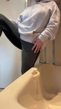 Lustful Libertines: Graue Leggingsbenetzung