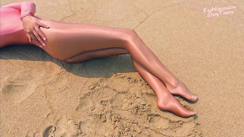 Shiny teens: Stoking pantyhose dan leotard shiny gold 901 di pantai