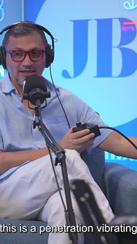 Megan Russo küçük kızıl saçlı porno oyuncu seçmelerinde yarağa ve titreşimli makineye biniyor - juan bustos podcast