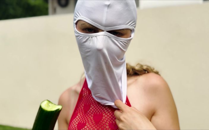 Lil Miss Mask: Развлечение в саду