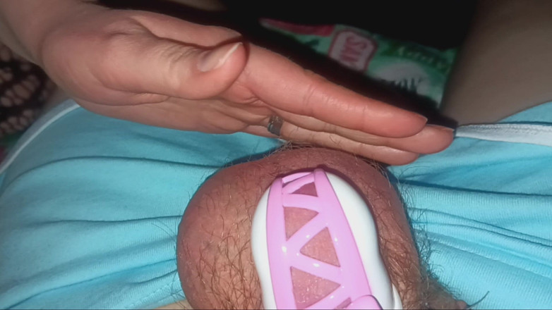 Mistress Rae: Güzel pembe kurdeleli bekaret kemeri içinde kocasıyla oynuyor.