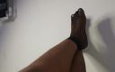 Mara Exotic: Apenas pés em meias meias arrastão provocam