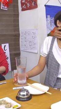 Deux femmes matures qui entrent dans l’Izakaya, un point d’accès pour des rencontres 3-4