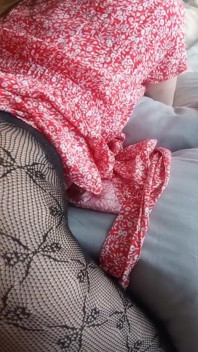 Heimporno mit charmantem mädchen in sexy zerrissenen schwarzen strumpfhosen