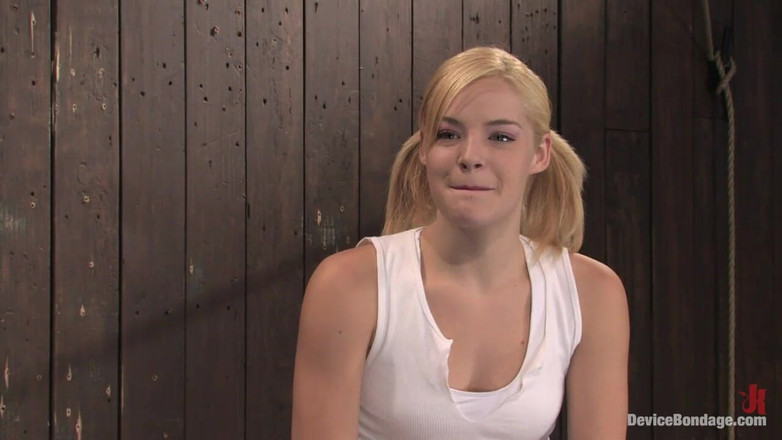 Device Bondage by Kink: Ally Ann 19 ani blondă hottie în cozi.